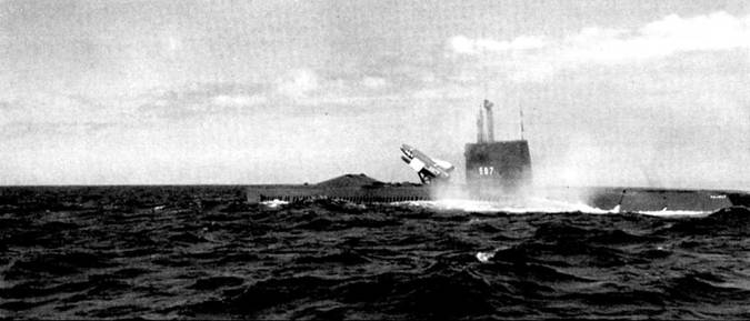 SSGN-587 «Хэлибат» в готовности к пуску управляемого ракетного снаряда «Регулус 1», 31 марта 1960 г. «Хэлибат» стал первой американской атомной подводной лодкой, вооруженной управляемым <a href='https://arsenal-info.ru/b/book/3877475624/2' target='_self'>ракетным оружием</a>. Боекомплект составлял пять ракетных снарядов «Регулус 1», один из которых размещался на пусковой установке.