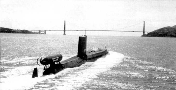 «Хэлибат» выходит из бухты Золотой Рог, Сан-Франциско, 4 июни 1960 г. На корме установлена минисубмарина DSRV-1 «Мистик», предназначенная для перевозки диверсантов. «Хэлибат» принимал участие в операции по уточнению местоположении советской субмарины К-129, протараненной американской подводной лодкой в Тихом океане и затонувшей на глубине 14 000 футов.