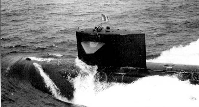 «Хэддок» на переходе в Тихом океане, 6 июня 1989 г. Над рубкой поднят стяг США – американский ВМС, как известно, своего флага не имеет. Обратите внимание на светлый участок руля глубины – антискользящее покрытие.