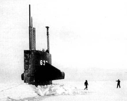 SS.X-638 «Уэл» пробила лед на Северном полюсе, 6 апреля 1969 г. Данное всплытие на СП было выполнено в ознаменование 60-летия исторического покорения Северного полюса контр-адмиралом Ричардам Бердом в 1909 г. Перед всплытием сквозь лед рули глубины всегда ставятся вертикально.