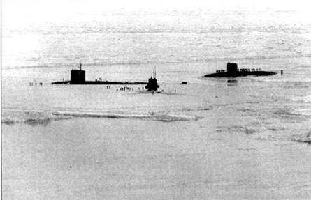 Впервые американские и британская атомные субмарины совместно всплыли на Северном полюсе. Слева – SSN-664 «Си Девил», в центре – SS.X-676 «Биллфиш», справа – британский атомоход S-109 «Сьюперб».