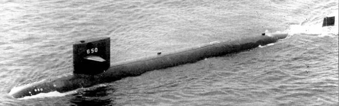 SSN-650 «Пэрго» на сдаточных испытаниях, 1967 г. На корпусе выделяются обтекатели гидрофонов. «Пэрго», «Уэл» и «Сарго» действовали в районе Северного полюса, выполняя сбор океанографических данных для будущих походов. Атомоход «Пэрго» построен верфью Электрик Кот, лодка была приписана к военно-морской базе Бремертон, шт. Вашингтон. Главной задачей корабли на протяжении большей части его карьеры являлось охранение атомоходов, вооруженных <a href='https://arsenal-info.ru/b/book/638424124/6' target='_self'>баллистическими ракетами</a>. Атомоход исключен из списков боевого состава ВМС США в 1995 г.