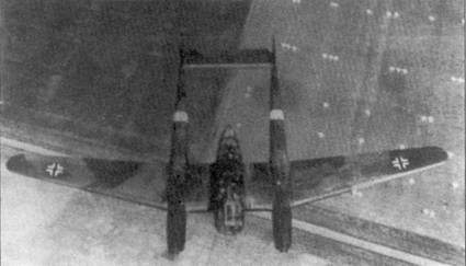 Снимок разведчика сделан со второго Fw-189 А-1, самолеты летят в плотном строю. Ведомый Fw-189А-1 окрашен в стандартный черно-зеленый камуфляж- люфтваффе, на хвостовых балках видны желтые кольца — идентификационные знаки самолетов Восточного фронта.