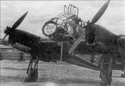В носу центральной гондолы разведчика Fw-189A-2 укреплен юбилейный плакат по поводу 2000-го боевого вылета.