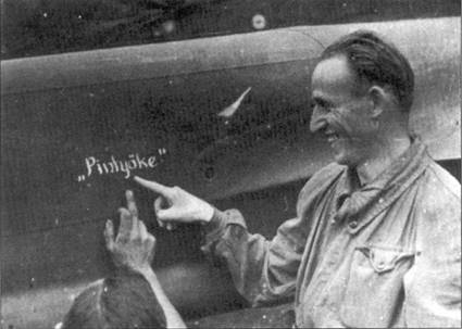 Сержант Ференц Някаш показывает на надпись «Pityok» (зяблик), нанесенное на хвостовую балку его самолета.