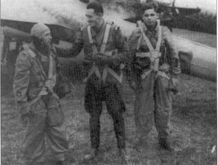 На снимке — первый венгерский экипаж Fw-189 А, вернувшийся с боевого задания. Слева направо: капитан Ветё (погиб), 2-й лейтенант Шекели (попал в плен), сержант Лакович (ранен). Самолет был сбит <a href='https://arsenal-info.ru/b/book/446510402/185' target='_self'>зенитной артиллерией</a> 23 мая 1943 г.