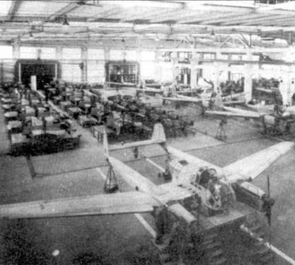 Сборочный цех разведчиков Fw-189 А на заводе фирмы Фокке-Вульф в Бремене.