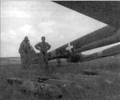 Два венгерских летчика позируют на фоне своего Fw-189, на переднем плане лежат 50-кг бомбы SC-50. Белые круги на корпусах бомб являются узлами крепления к бомбодержателям ETC-50/VII.