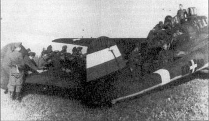Импровизированное совещание экипажей венгерских разведчиков у горизонтального стабилизатора Fw-189 из эскадрильи 3/1. Снимок сделан на аэродроме, расположенном в районе Харькова, лето 1943 г.