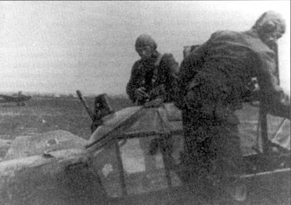 Самолет принадлежит венгерской эскадрилье, однако на верхней плоскости крыла остался опознавательный знак люфтваффе. На снимке — Fw-189 А-1 раннего выпуска, на верхней турели установлен один пулемет MG-81. Обратите внимание на солнцезащитный щиток прицела пулемета.