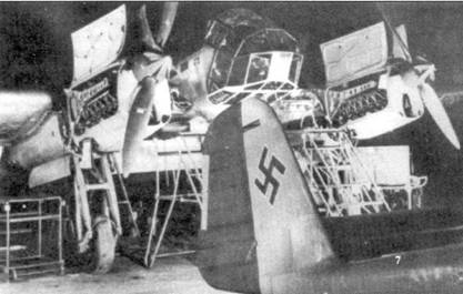 Окончательная сборка разведчика Fw-189 А-1 (W.Nr. 0032) на заводе фирмы Фокке-Вульф в Бремене. Капоты двигателей Аргус As-410 откинуты для проверки моторов. От Fw-189V-4 серийные самолеты отличались основными опорами шасси рамной конструкции.