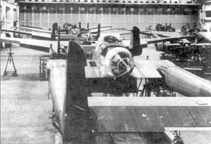 Сборочная линия разведчиков Fw-189 А, у самолета ни переднем плане внешние части крыла еще не установлены. Обшивка элеронов, руля высоты и рулей направления самолетов Fw-189 А была полотняной.