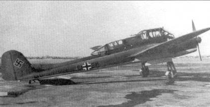 Один из первых серийных самолетов Fw-189A-1 сфотографирован на летном поле заводского аэродрома фирмы Фокке-Вульф в Бремене, 1941 г. Регистрационный код «S1+EM» нанесен на внешние борта хвостовых балок и на нижнюю поверхность внешних частей плоскостей крыла. Самолет вооружен двумя оборонительными пулеметами MG-15 калибра 7,9 мм.