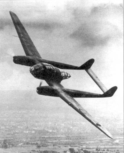 Прототип Fw-189V-1 в полете над Бременом, июль 1938 г. Самолет пилотирует технический директор и главный конструктор фирмы Фокке-Вульф Курт Танк. На верхних поверхностях внешних частей крыла крупными черными буквами написан регистрационный бортовой код «D-OPVN».