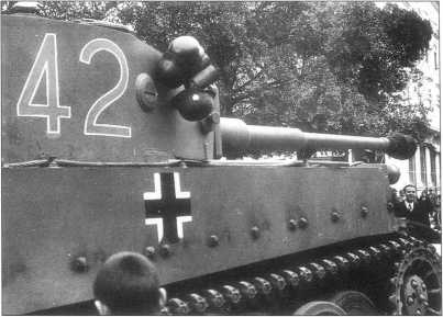 Pz.Kpfw.VI(H). Скорее всего машина окрашена в серый цвет (RAL 7027). Номера красные с белой окантовкой. 501-й тяжелый <a href='https://arsenal-info.ru/b/book/348132256/10' target='_self'>танковый батальон</a>. Ноябрь 1942 года, Северная Африка.