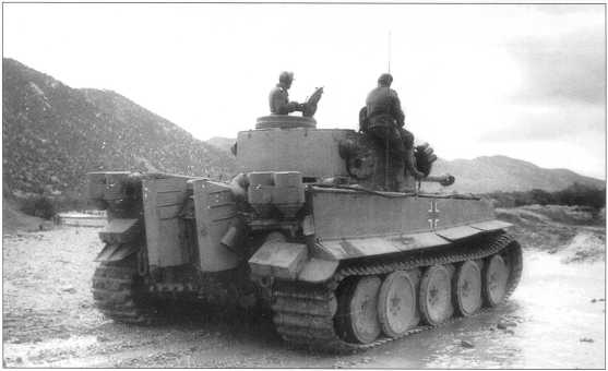 Pz.Kpfw.VI(H) 501-го отдельного танкового батальона в Северной Африке. Танк покрашен травянисто-зеленой краской, номера и кресты без заполнения. Тактический номер танка «121». Весна 1943 года.