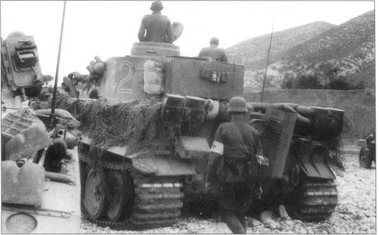 «Тигр» за номером «142» выдвигается на позиции. 501-й отдельный танковый батальон. Северная Африка, весна 1943 года.