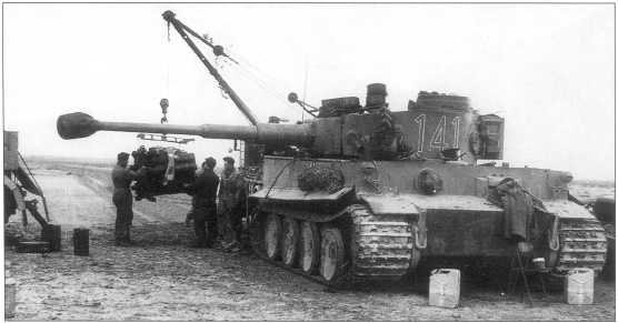 Ремонт танка «Тигр» в полевых условиях. Северная Африка, весна 1943 года.