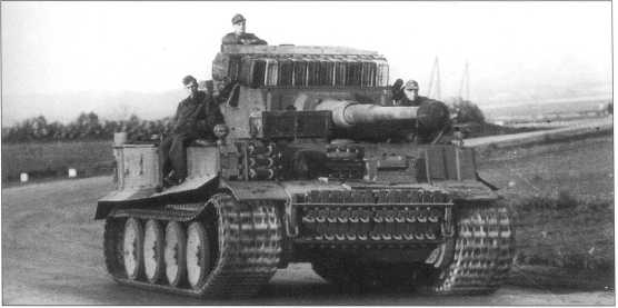 Pz.Kpfw.VI(H) первых серий выпуска. Запасные траки размещены на корпусе. На башне в условиях Североафриканского ТВД канистры с запасным топливом размещены на башне. Весна 1943 года.