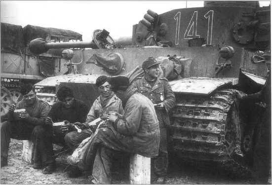 Тяжелый танк «Тигр» (тактический номер «141») в перерывах между боями. Танк покрашен в зеленый цвет. Тунис, февраль 1943 года.