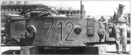 Американский военнослужащий демонстрирует башню с подбитого танка «Тигр» с тактическим номером «712», который был нанесен поверх номера «8…». Это было сделано после включения этого танка в состав 10-й танковой дивизии. Северная Африка, март-апрель 1943 года.