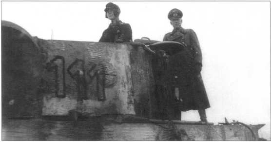 «Тигр» с номером «111» в момент представления личному составу командира батальона — майора Леве (Loewe). 21 марта 1944 года.