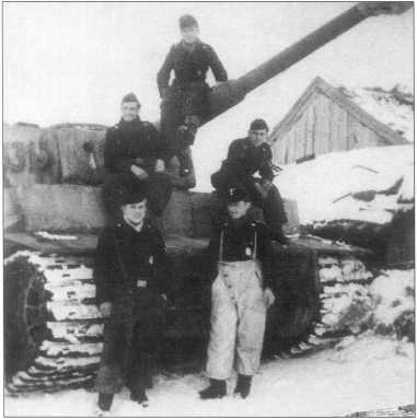 Pz.Kpfw.VI(H) (номер «313» с красной окантовкой) 501-го тяжелого танкового батальона. Советско-германский фронт, март 1944 года.