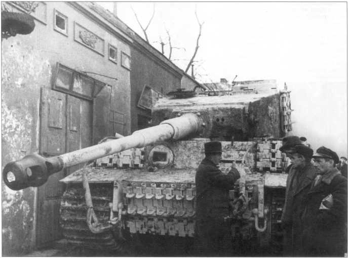 Pz.Kpfw.VI Ausf.E 501-го отдельного танкового батальона. «Тигр I» был подбит и брошен в городе Ченстохов. Польша, январь 1945 года.