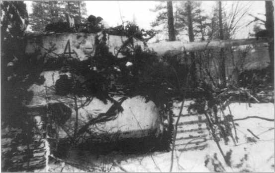 «Тигр» за номером «4» (черного цвета) в засаде. Советско-германский фронт, февраль 1943 года. В этот период все тяжелый танки Pz.Kpfw.VI(H) имели номера от 1 до 5.