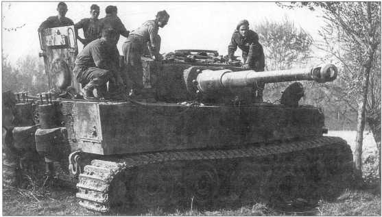«Тигры» 504-го батальона тяжелых танков, подбитые солдатами 2-й новозеландской <a href='https://arsenal-info.ru/b/book/3718672302/52' target='_self'>пехотной дивизии</a>, Италия, апрель 1944 года.