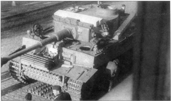 «Тигр I» из состава штаба 505-го батальона тяжелых танков вермахта. На машине установлены транспортные гусеницы. Май 1943 года.