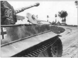 Pz.Kpfw.VI Ausf.E 101-го батальона СС в боях на территории Франции. Танки имеют трехзначные тактические номера с красным, черным и голубым заполнением или только с окантовкой. Камуфляж — стандартный, трехцветный: Dunkel Gelb, Braun RAL 8017, Olive Gruen RAL 6003. На фото А и В видны различные варианты эмблем батальона. Франция, лето 1944 года.