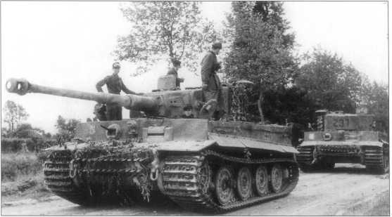 На заднем плане «Тигр» номер «231» юнкера СС Бельбе (Belbe). На переднем плане — возможно танк с номером «232». Франция, лето 1944 года.