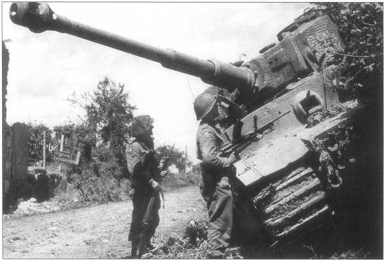«Тигр I» за номером «334», подбитый британскими войсками 23 июня 1944 года. Скорее всего, съемки проводили с интервалом в несколько дней. Франция, лето 1943 года.