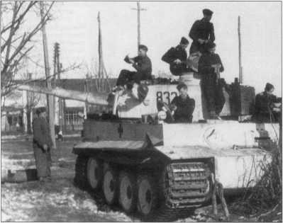 Pz.Kpfw.VI(H), имеющие номера «822» и «832», готовятся к операции в районе Харькова. Советско-германский фронт, дивизия СС «Рейх», февраль 1943 года.
