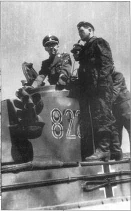Рейхсфюрер СС Генрих Гиммлер осматривает танк «Тигр I». Машина имеет темно-желтые полосы, нанесенные на серый базовый фон. Выделенный белым контуром номер «823» нанесен на старый номер черного цвета «832». Май 1943 года.