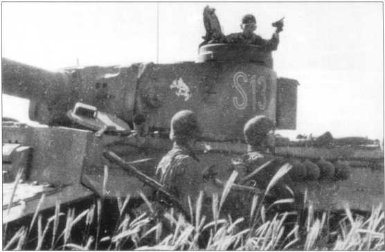 Pz.Kpfw.VI(H) за номером «S13». Перед номером нарисована эмблема подразделения — «гном». Советско-германский фронт, лето 1943 года.