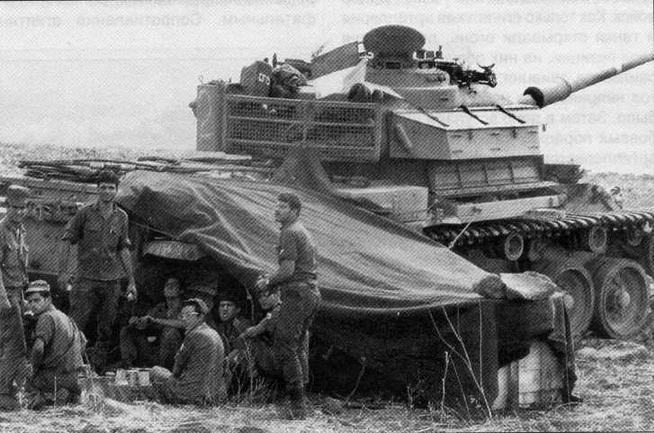 Танкисты ЦАХАЛа во время короткой передышки между боями в ",Долине слез", 1973 год. У танка, а это "Центурион- Шот", сорвана половина фальшборта