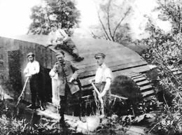 Грубый деревянный макет танка Mk I, поставленный на плот, позволял отрабатывать, стрельбу по «движущемуся танку».