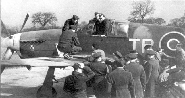 «Мустанг Mk III» Тадеуша Рольского. Хвостовая часть самолета закамуфлирована нестандартным образом. Видны инициалы «TR» вместо двухбуквенного кода эскадрильи.