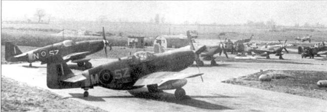 Единственный пример необычной окраски польских «Мустангов». На носу бело-красные полосы. Эти полосы появились I января 1945 года на машинах 316-й эскадрильи. Снимок сделан в феврале 1945 года во время визита генерала Арнольда.