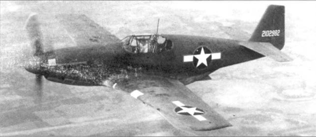 Редчайший снимок — «Мустанг» с опознавательными знаками с красным кантом. В боевых частях такие знаки не применялись. Этот четвертый самолет серии Р-51С-1 (42-102982) участвовал в испытаниях на территории США.
