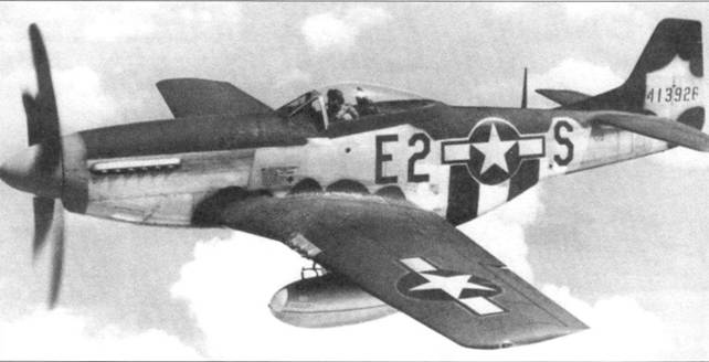 P-51D-5-NA из 375-й истребительной эскадрильи 361-й истребительной группы. Нос самолета желтый. Камуфляж выполнен английской краской Dark Green. Обратите внимание на то, что на крыльях и хвостовом оперении отсутствуют полосы быстрой идентификации, которые были обязательным элементом в окраске самолета до конца 1944 года.