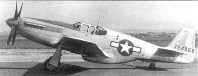 P-51B-15-NA (43-24868) на промежуточном аэродроме перед прибытием в боевую часть. Самолет не имеет камуфляжи.