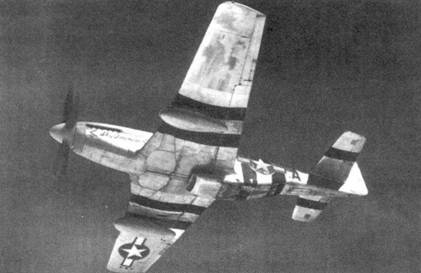 P-51D «Sky Bouncer» из 375-й эскадрильи 361-й истребительной группы, обеспечивавшей сопровождение бомбардировщикам В-17 «Flying Fortress» из 91-й истребительной группы. Видны черно-белые полосы, которые применялись во время высадки десанта в Нормандии.