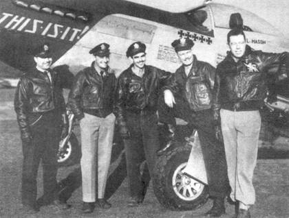 Командир 352-й истребительной группы, полковник Джо Мейсон (второй справа) на фоне своего P-51D «This is it!» в окружении подчиненных. Слева направо: Джеймс Мейден, Вилли О. Джексон, Джордж Э. Предди, Мейсон и Дж. К. Мейер. На раме фонаря фамилия пилота, ниже имена техников. Бортовой код самолета PZ-M, серийный номер 44-14911.