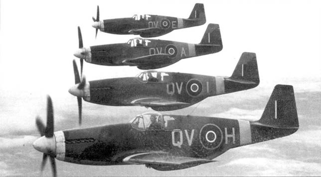 Отряд «Мустангов» из 19-й эскадрильи RAF, весна 1944 года. Типичные для первой половины 1944 года камуфляж и опознавательные знаки, хотя полосы на хвостовом оперении отсутствуют. Четыре самолета окрашены по схемам «А», «В», «В» и «А», соответственно.