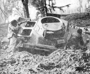 Бойцы республиканской милиции ведут огонь, укрывшись за подбитым немецким танком Pz.I Ausf.A. Университетский городок в предместье Мадрида. Ноябрь 1936 г.