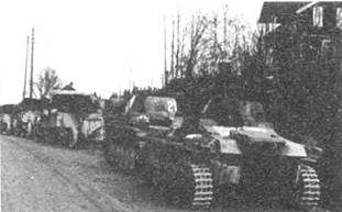 Немецкая механизированная колонна в Норвегии. На переднем плане — легкие танки Pz.I А и Pz.IlD. На заднем — грузовики с противотанковыми 37-мм пушками PaK 38 на прицепах.