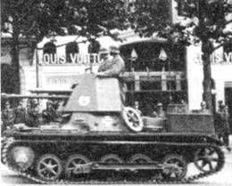 Panzerjager I на улицах одного из французских городов. Июнь 1940 г.